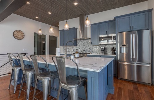 Alpine Northwest Condo | Mountain View Airpark Condo with Spacious Deck and Large Hangar near Jackson WY