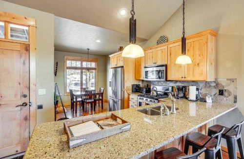 Powell Butte House | Mountain-View Cabin Near Trails in Powell Butte!