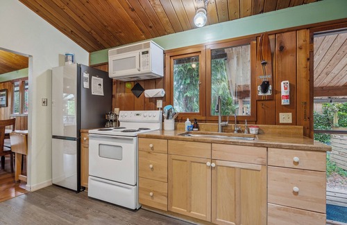 Gold Bar Cabin | Mountain View Cabin w/amazing mountain views, hot tub, wifi, wood stove