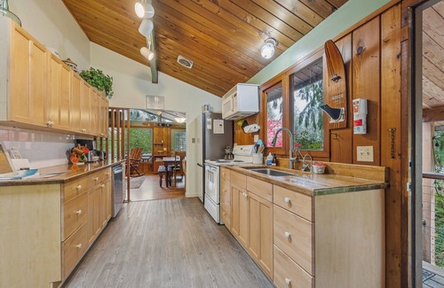 Gold Bar Cabin | Mountain View Cabin w/amazing mountain views, hot tub, wifi, wood stove