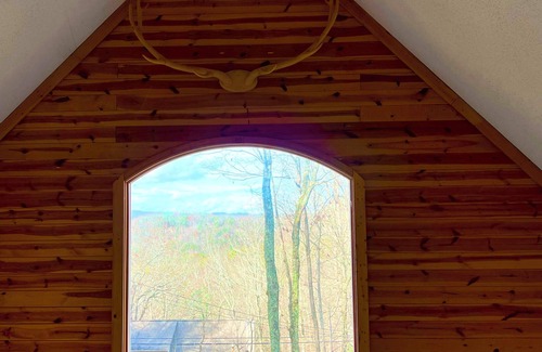 Walnut Mountain House | Mountain View ChaletnSunsets.HotTub.DogsnGameRoom