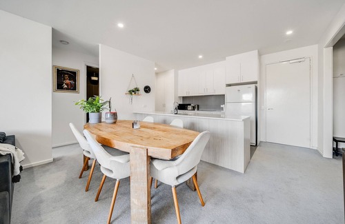 Braddon Apartment | Mountain View City Center Apartment with BBQ