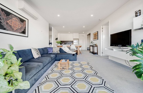 Braddon Apartment | Mountain View City Center Apartment with BBQ
