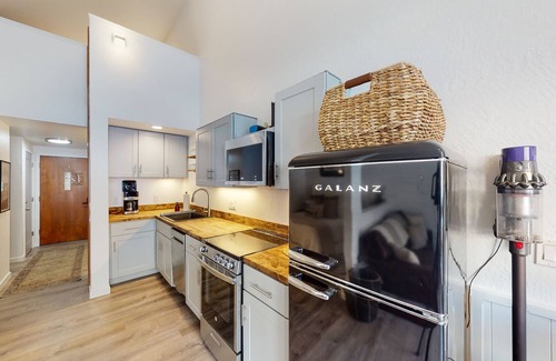 Crested Butte Condo | Mountain-view condo with hot tub - drive minutes to slopes & trails