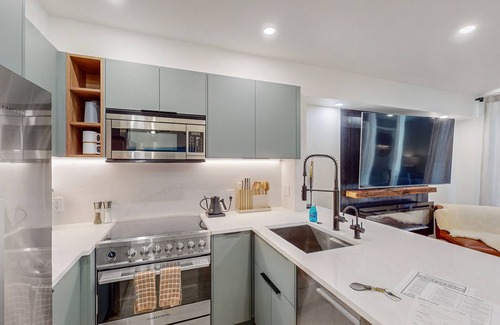Telluride Condo | Mountain-view condo at Town Park with hot tub, fireplace, deck, & washer/dryer