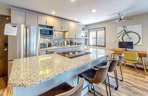 Dillon Condo | Mountain-view condo in downtown Dillon with balcony & wood fireplace