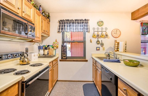 Angel Fire Condo | Mountain-view condo with a jetted tub, fireplace & W/D