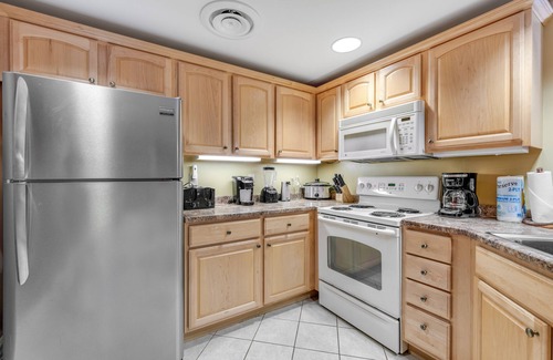 Gatlinburg Condo | Mountain view condo with pool/hot tub & free attraction tickets - walk downtown