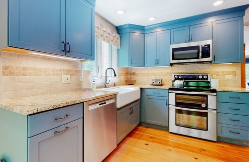 Jackson Condo | Mountain view condo with gas fireplace, balcony, & grill - close to skiing
