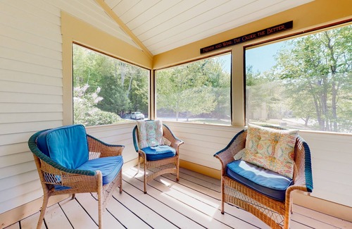 Jackson Condo | Mountain view condo with gas fireplace, balcony, & grill - close to skiing