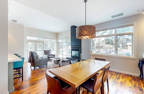 Jackson Condo | Mountain view condo with gas fireplace, washer/dryer, central AC