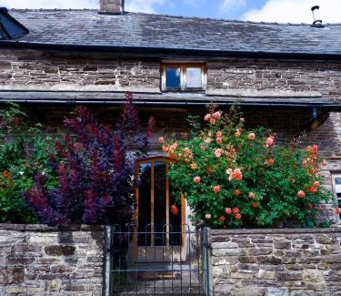 Crickhowell House | Mountain View Farm Cottage