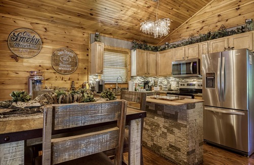 Pigeon Forge Cabin | Mountain view,Ferris Wheel View,spa shower,outdoor tv -Close to Pigeon Forge