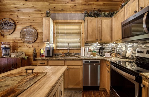 Pigeon Forge Cabin | Mountain view,Ferris Wheel View,spa shower,outdoor tv -Close to Pigeon Forge
