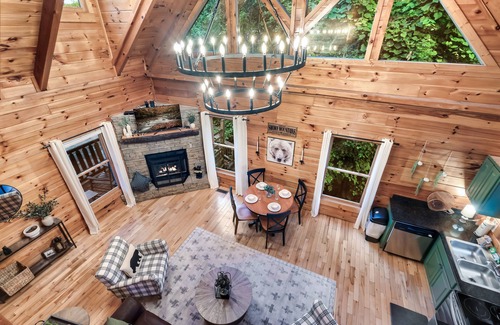 Gatlinburg - Pigeon Forge Cabin | Mountain View! Game Rm, Movie Rm, Prime Location!