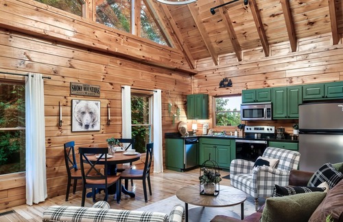 Gatlinburg - Pigeon Forge Cabin | Mountain View! Game Rm, Movie Rm, Prime Location!