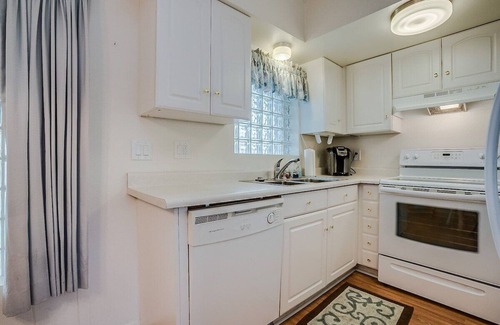 Golden Hills Condo | Mountain View Getaway ⁓ Perfect couples escape!