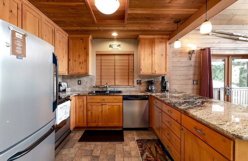 Hyak Cabin | MOUNTAIN VIEW Hot Tub Cabin Retreat!
