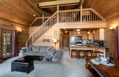Hyak Cabin | MOUNTAIN VIEW Hot Tub Cabin Retreat!