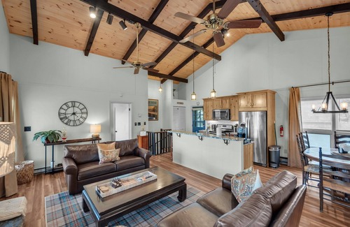 Beech Mountain Ski Chalet | Mountain View! Hot Tub! Fire Pit! King Beds! Pet friendly