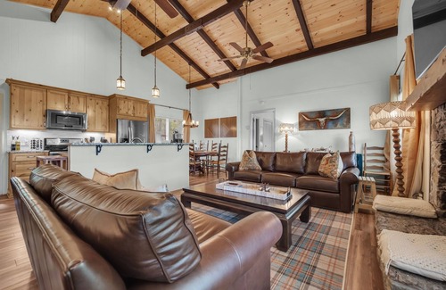 Beech Mountain Ski Chalet | Mountain View! Hot Tub! Fire Pit! King Beds! Pet friendly