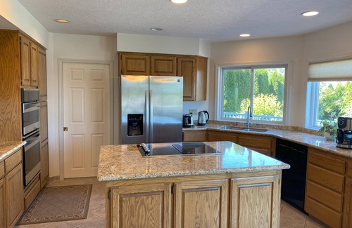 Beaverton House | Mountain View home close to hiking trails, city and main attractions.