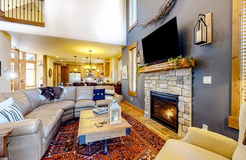 Cle Elum House | Mountain-view home with firepit, patio, grill, Ping-Pong table, fireplace, W/D