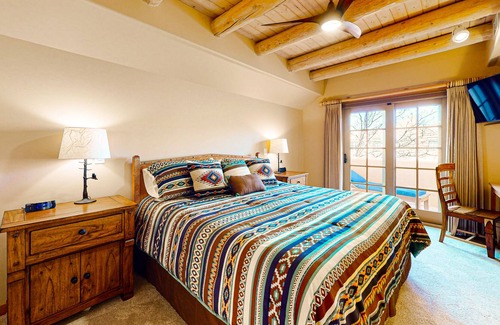 Quail Run Condo | Mountain view home with pools, hot tub, gym, tennis, & golf - long term rental