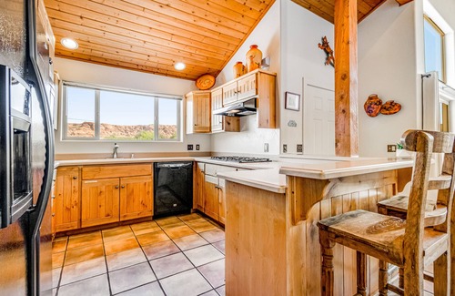 Moab South Valley House | Mountain view home with patio, gas fireplaces & shared pool/hot tub - 2 dogs OK