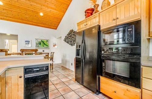 Moab South Valley House | Mountain view home with patio, gas fireplaces & shared pool/hot tub - 2 dogs OK