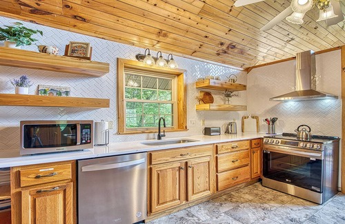 Maggie Valley Cabin | Mountain View, HotTub, Pet-Friendly, FirePlace, GameRoom, BBQ, 4min to Downtown