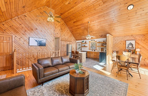 Maggie Valley Cabin | Mountain View, HotTub, Pet-Friendly, FirePlace, GameRoom, BBQ, 4min to Downtown