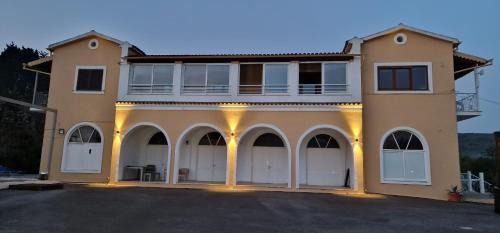 Doukades House | Mountain View House