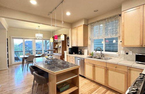 Issaquah House | Mountain view house with garage /fenced yard
