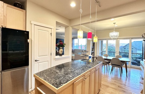 Issaquah House | Mountain view house with garage /fenced yard