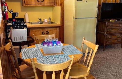 Red River Apartment | Mountain View Lodge Kitchenette Suite - Room 10