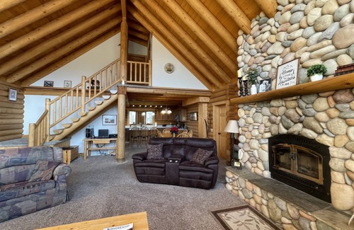 Red Lodge Ski Chalet | Mountain View Lodge on Golf Course