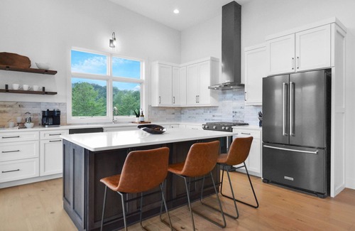 Foxfire Estates Cabin | Mountain View Manor ~ Mountain Modern 5BR ~ Near downtown Blue Ridge!