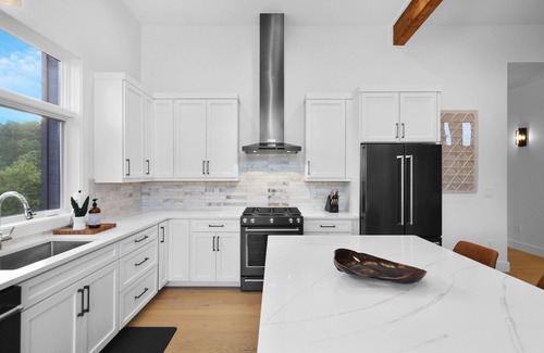 Foxfire Estates Cabin | Mountain View Manor ~ Mountain Modern 5BR ~ Near downtown Blue Ridge!