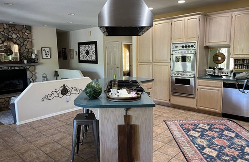 Grants Pass House | Mountain View on one level w hot tub,fire pit, w fishing kayaking minutes away