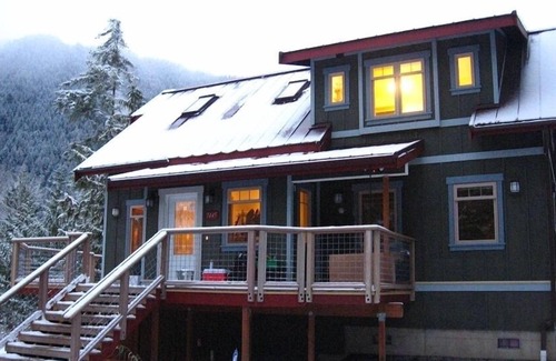 Warnick House | Mountain view, radiant floors, gas fireplace, huge fire pit, great for families!