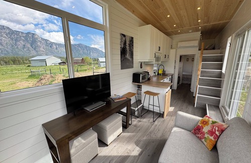 Central Kootenay House | Mountain View Retreat