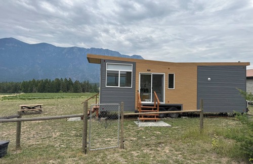 Central Kootenay House | Mountain View Retreat