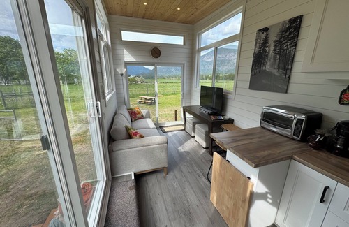 Central Kootenay House | Mountain View Retreat