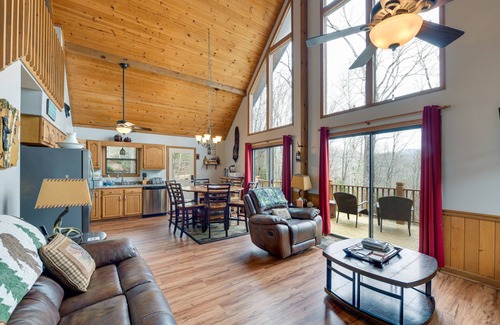 Robbinsville Cabin | Mountain-View Robbinsville Cabin w/Hot Tub!