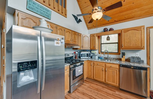 Robbinsville Cabin | Mountain-View Robbinsville Cabin w/Hot Tub!