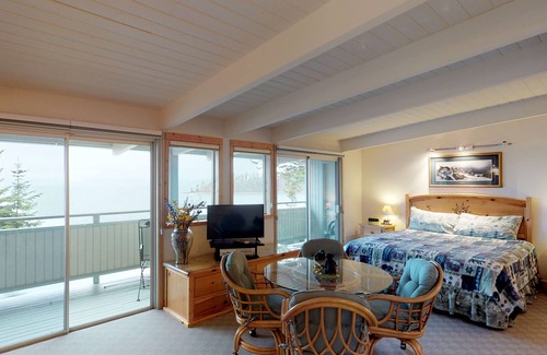 Polson Apartment | Mountain-view studio on Flathead Lake with jetted tub & swimming docks