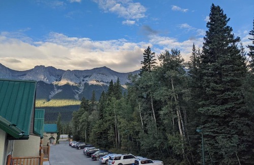 Harvie Heights Apartment | Mountain View Townhouse by Banff National Park - Banff Woods Lodge