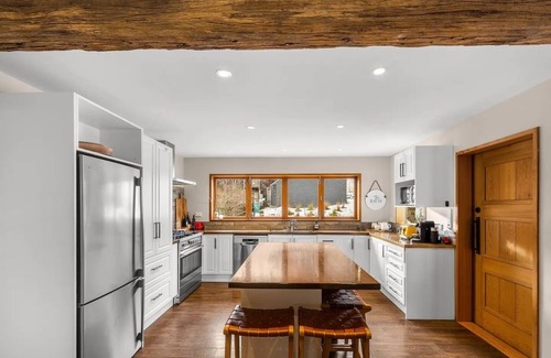 Dalefield House | Mountain View Villa - Rural Retreat (Hot Tub, Tennis, Petanque, Putting Green)