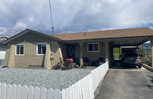 Okanagan-Similkameen Bed & Breakfast | Mountain View Villa with Saltwater Pool